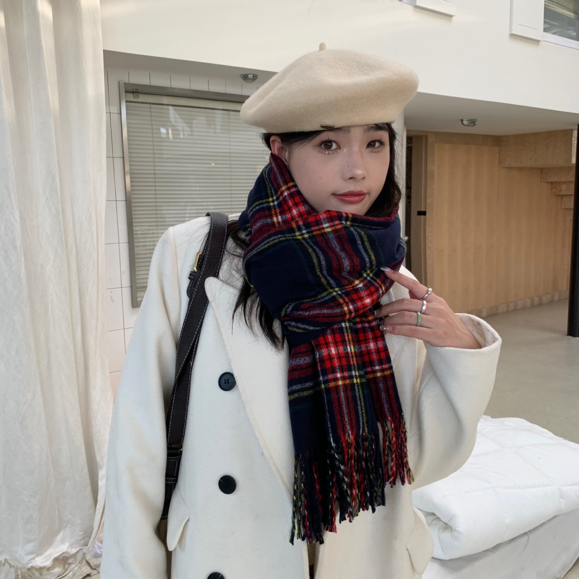Bufanda a cuadros roja de Navidad coreana para mujer, invierno cálido, retro de alta gama, regalo de año nuevo, babero, chal para estudiantes
