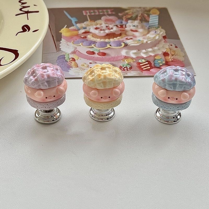 かわいいパイナップルのブタのブタの便器は圧力器の爪の専用の補助の神器のボタンの通用の防水の水槽を押します。|undefined