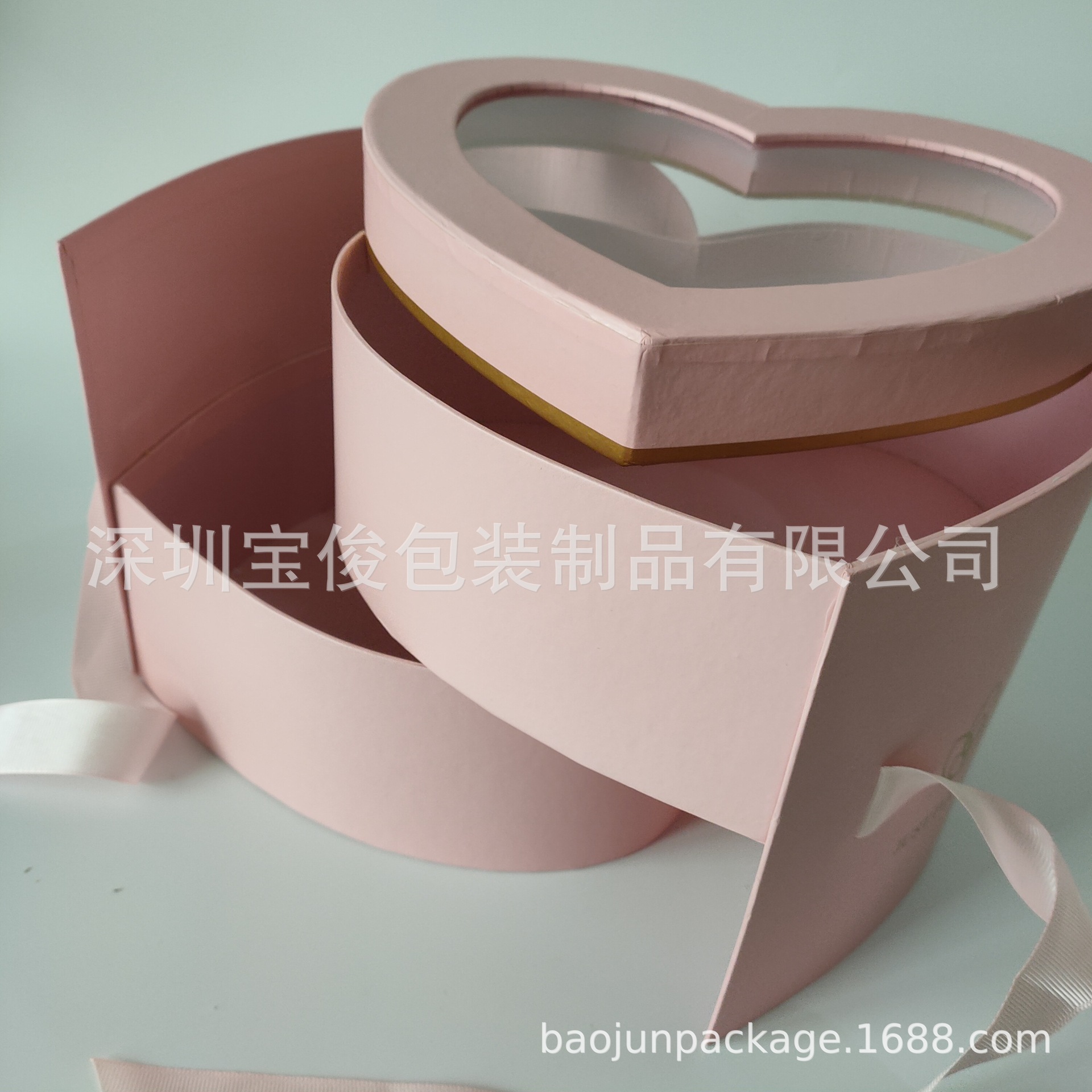 La fábrica hace toda clase de cajas redondas hechas a mano, cajas en forma de corazón, cajas hexagonales, toda clase de cajas especial-formadas, empaquetado del regalo del día de fiesta