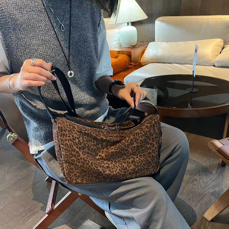 Shoulder large capacity commuting 2024 autumn and winter new item, niche leopard print canvas tote bag, fashionable_voghion.com