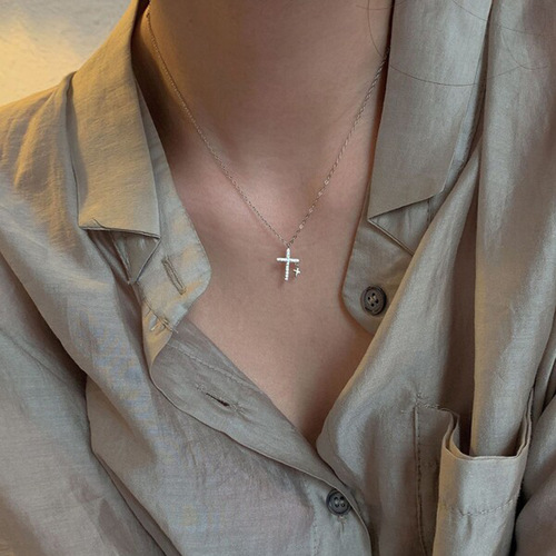 Cross pendant necklace with zirconia gems, 2024 new trendy accessory, lightweight luxury, niche design lockchain