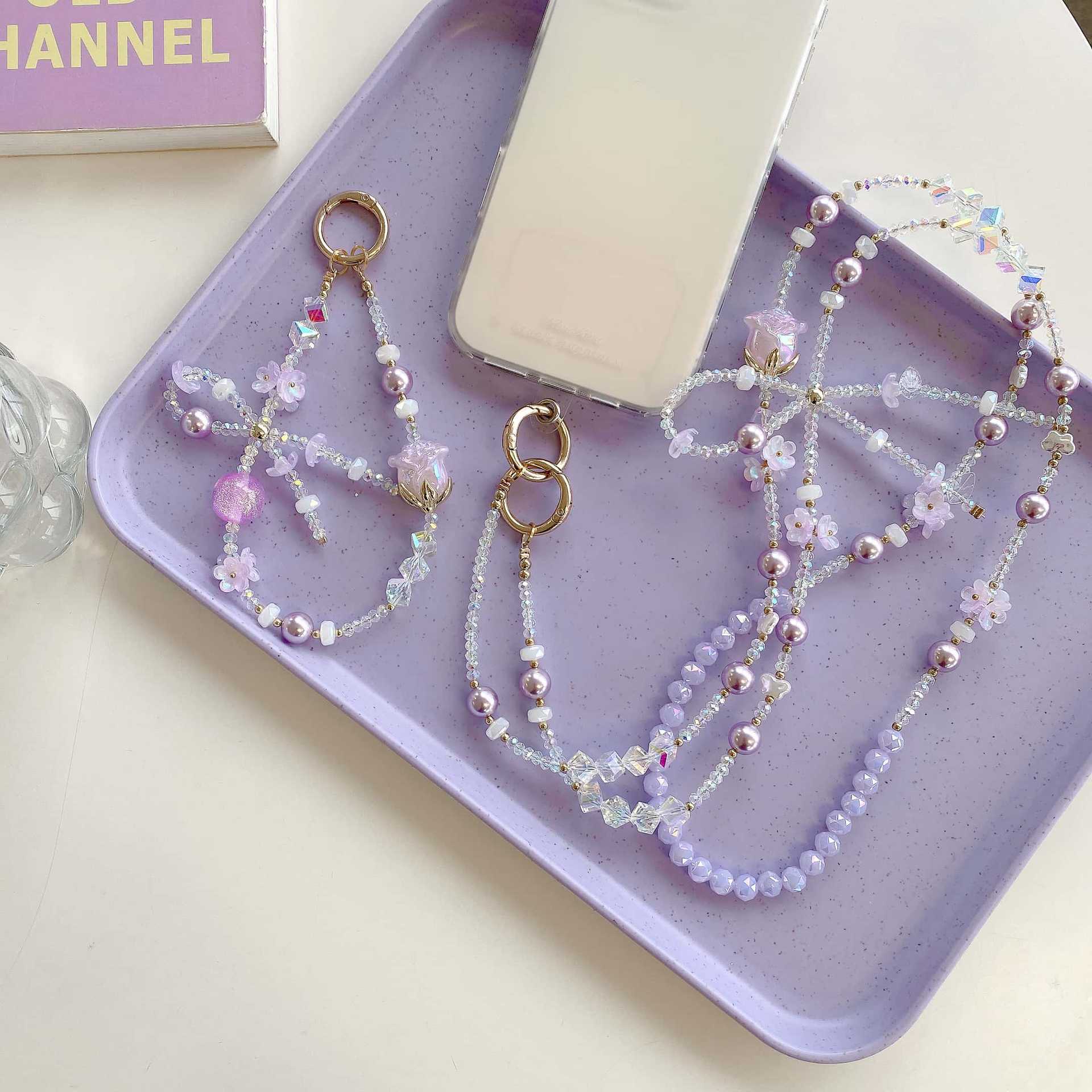 Cadena de teléfono móvil de alta gama hecha a mano boutique, tulipán femenino, cadena larga púrpura, cordón de teléfono móvil de moda, colgante de mensajero largo