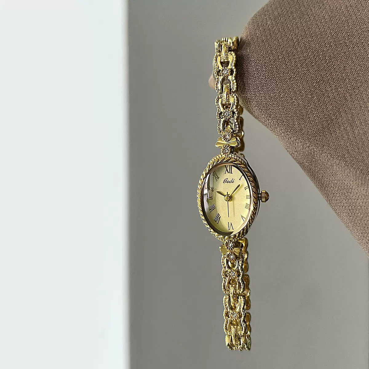 歌迪金色手链表盘时尚精致手表女士高颜值防水百搭石英腕表