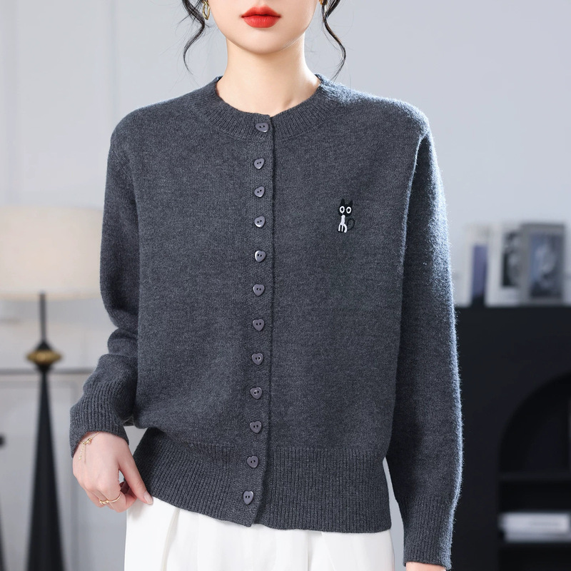 Middle-aged women's loose and stylish sweater cardigan, fashionable autumn top, 2026 new collection, knitted jacket for moms, slimming effect