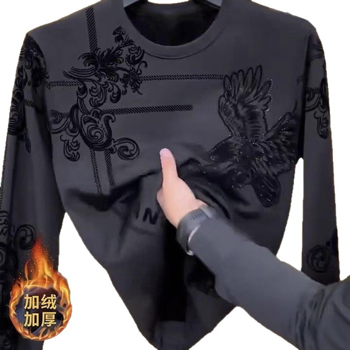Añadir una nueva camiseta de terciopelo invierno 2025 nuevo cuello redondo y camiseta de terciopelo para hombres de moda versátil y cálida camiseta de manga larga