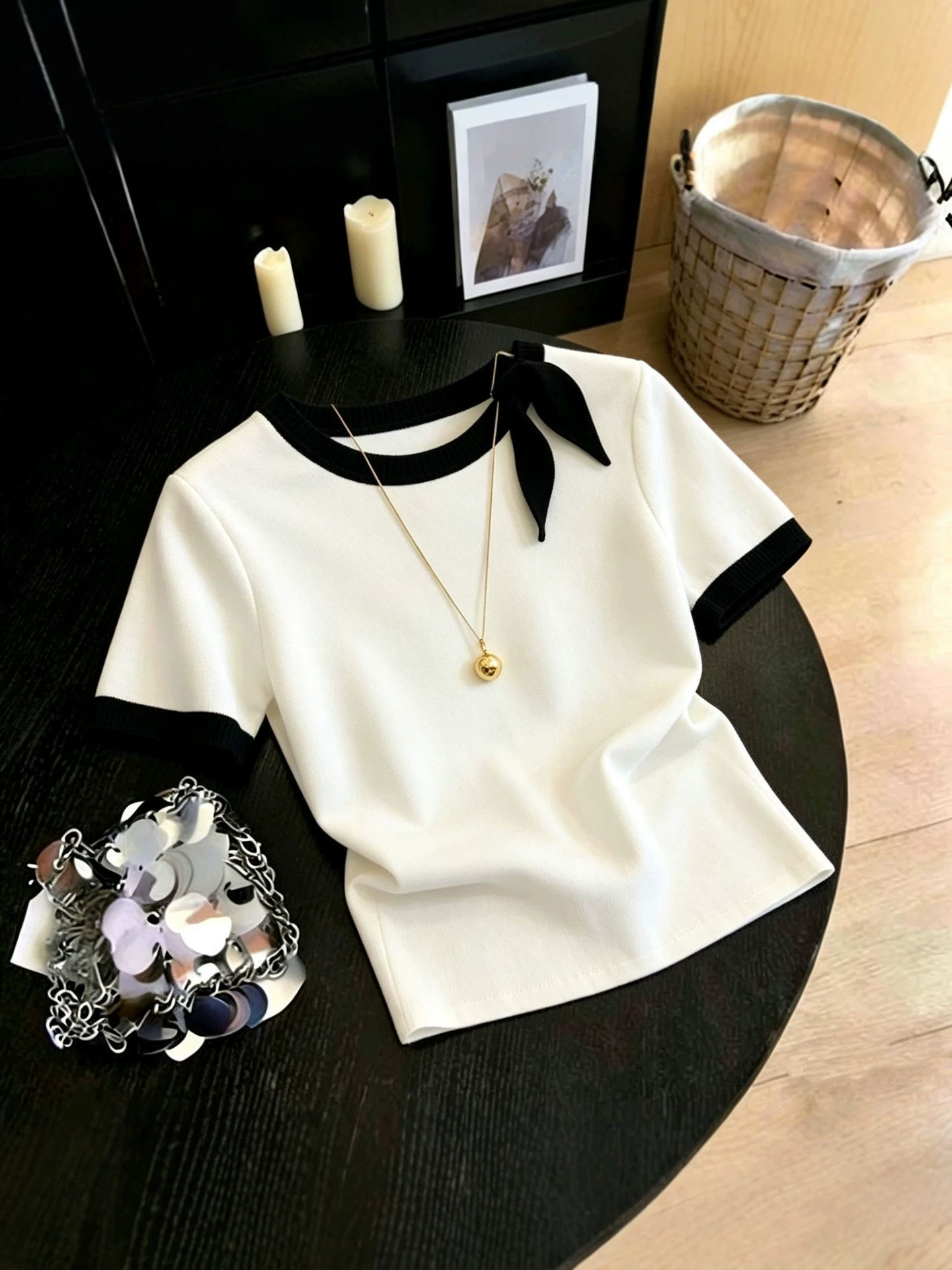 Áo thun nữ cổ tròn phối màu tương phản, chất liệu knit mềm mại, dáng ôm nhẹ — màu trắng