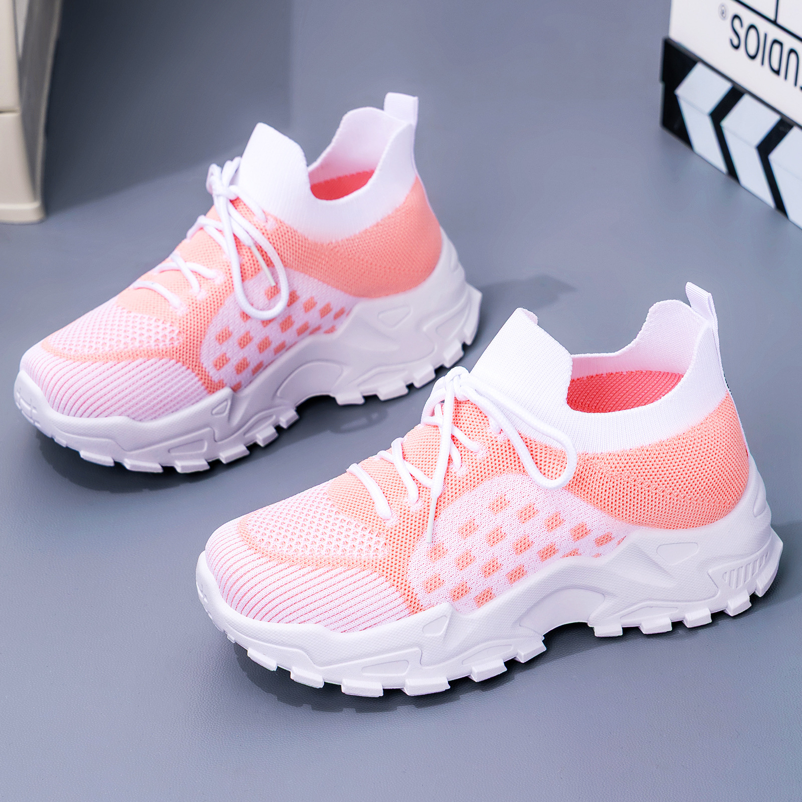 Zapatos mujer todo-fósforo verano nuevo estilo volador tejido transpirable zapatos de mujer suela suave sin pies cansados zapatos casuales zapatos transfronterizos de plataforma al por mayor