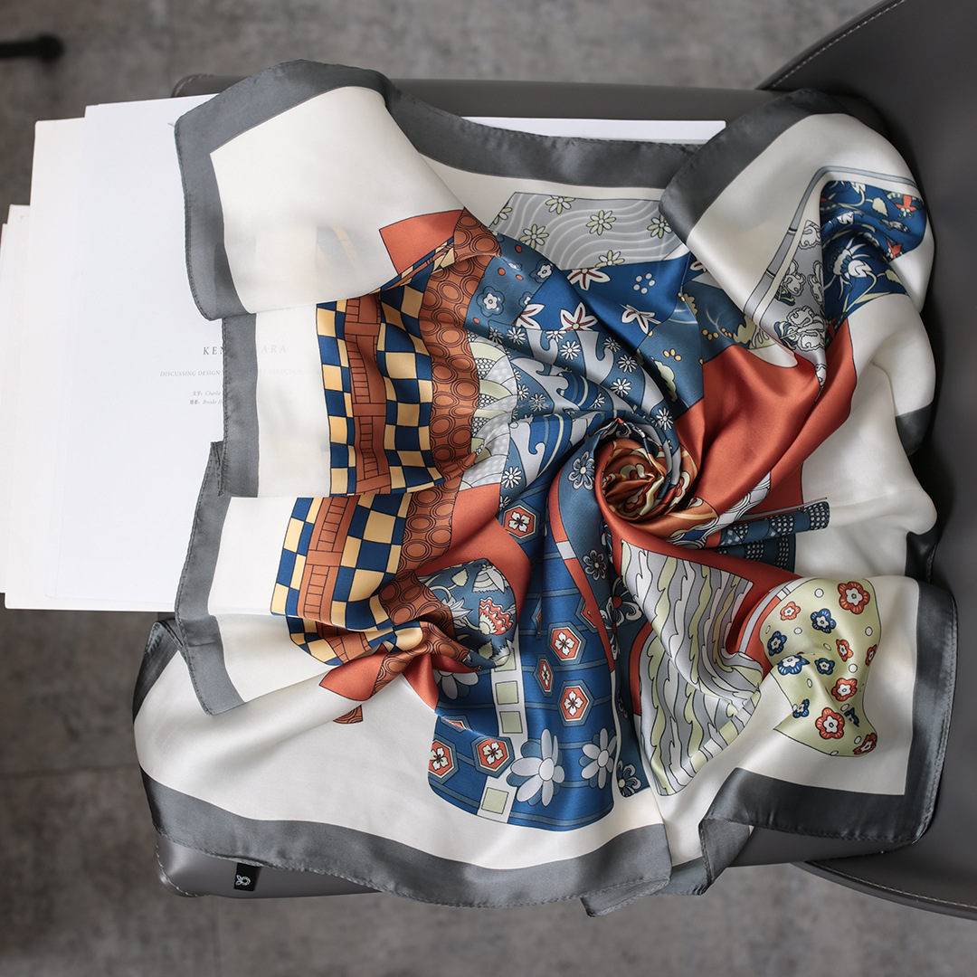 Foulard quadrato in seta da donna elegante e accessorio versatile_voghion.com