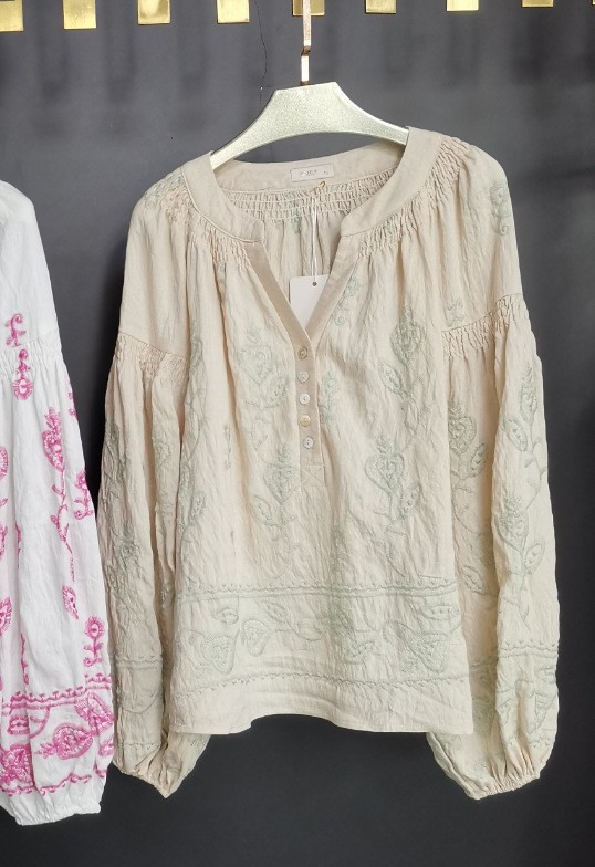 Spot Europa y Estados Unidos comercio exterior transfronterizo ropa de mujer estilo nacional flores bordadas camisa suelta de cuello medio abierto elegancia francesa