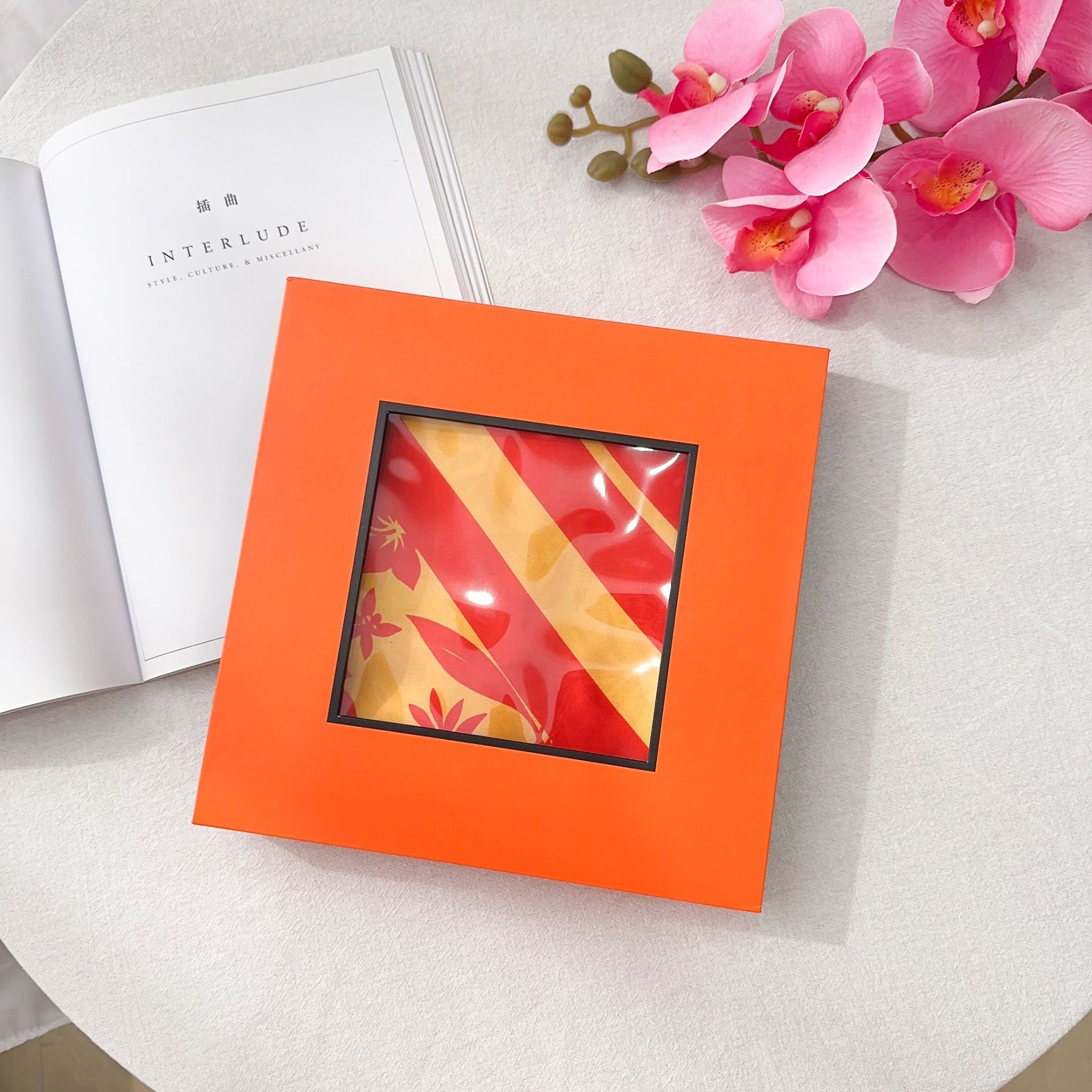 Caja de regalo de bufanda de seda de lujo de gama alta de color blanco cremoso exquisito regalo bufanda caja de embalaje boutique de cartón de embalaje rojo