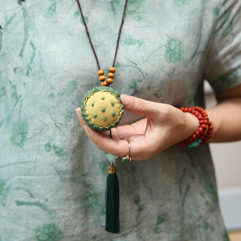 Bordado DIY hecho a mano patchwork bolsita colgante Lu bordado loto decoración del coche Regalo De vacaciones collar bolsita colgante