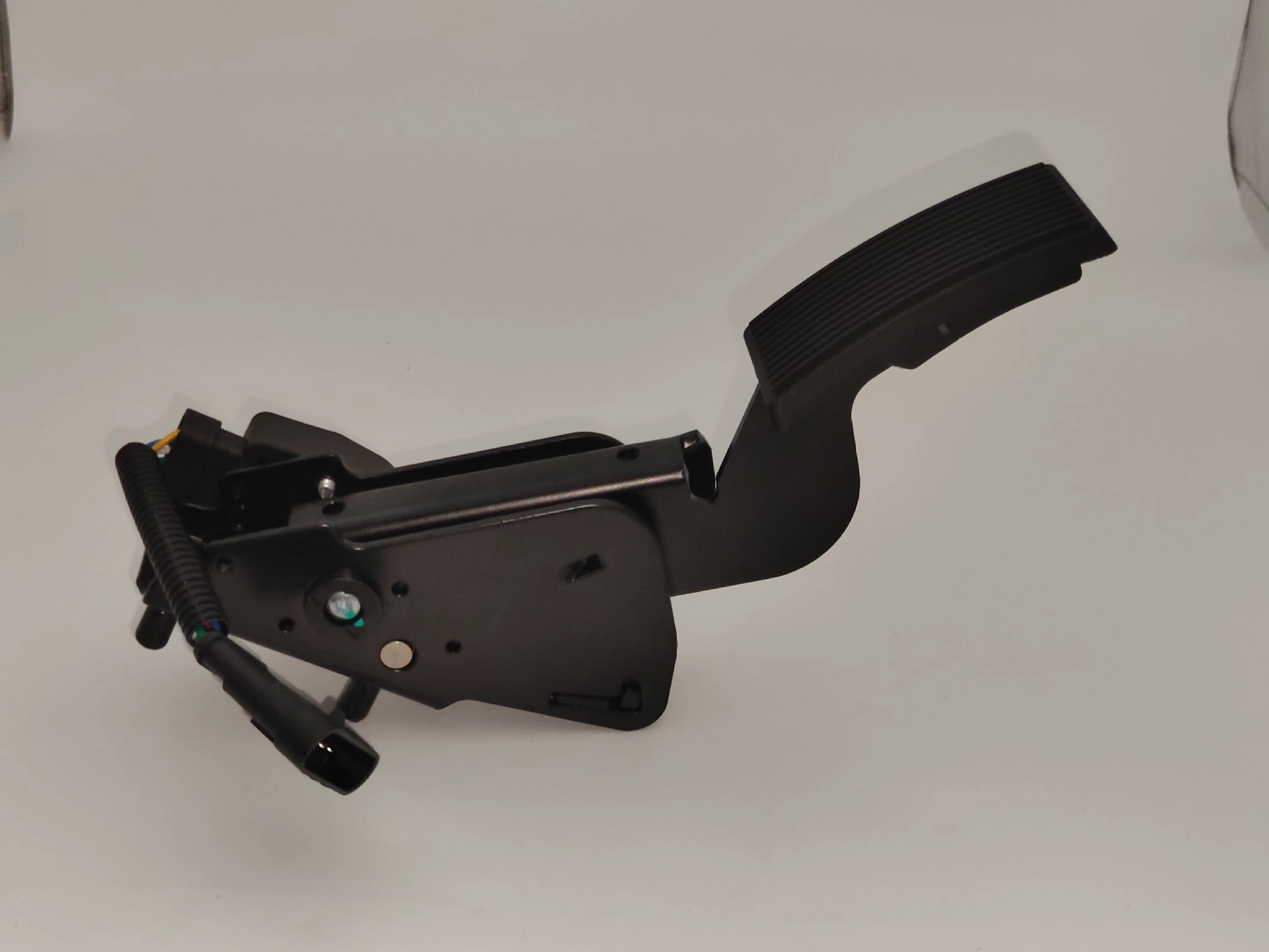 Truck Parts Throttle Pedal for Sinotruk Dongfeng 1108010-T0100 Electronic Throttle Pedal