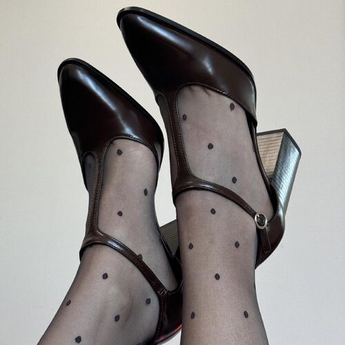 Stylish Mary Jane shoes with versatile design, leg-length accentuating features, retro British style, pointed toe, and T-strap high heels.