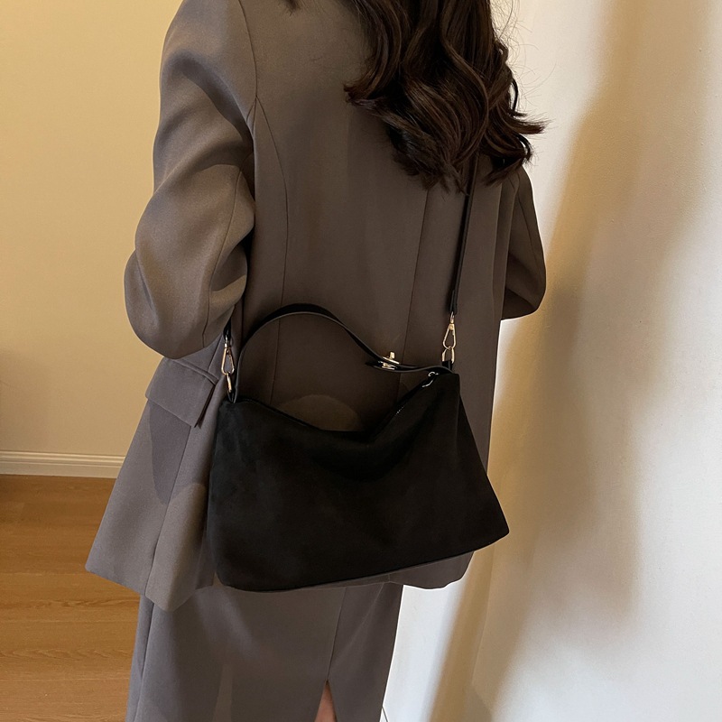 Bolso de axila de nicho esmerilado retro 2024 invierno nuevo bolso de mujer de todo fósforo bolso de mensajero popular bolso de hombro