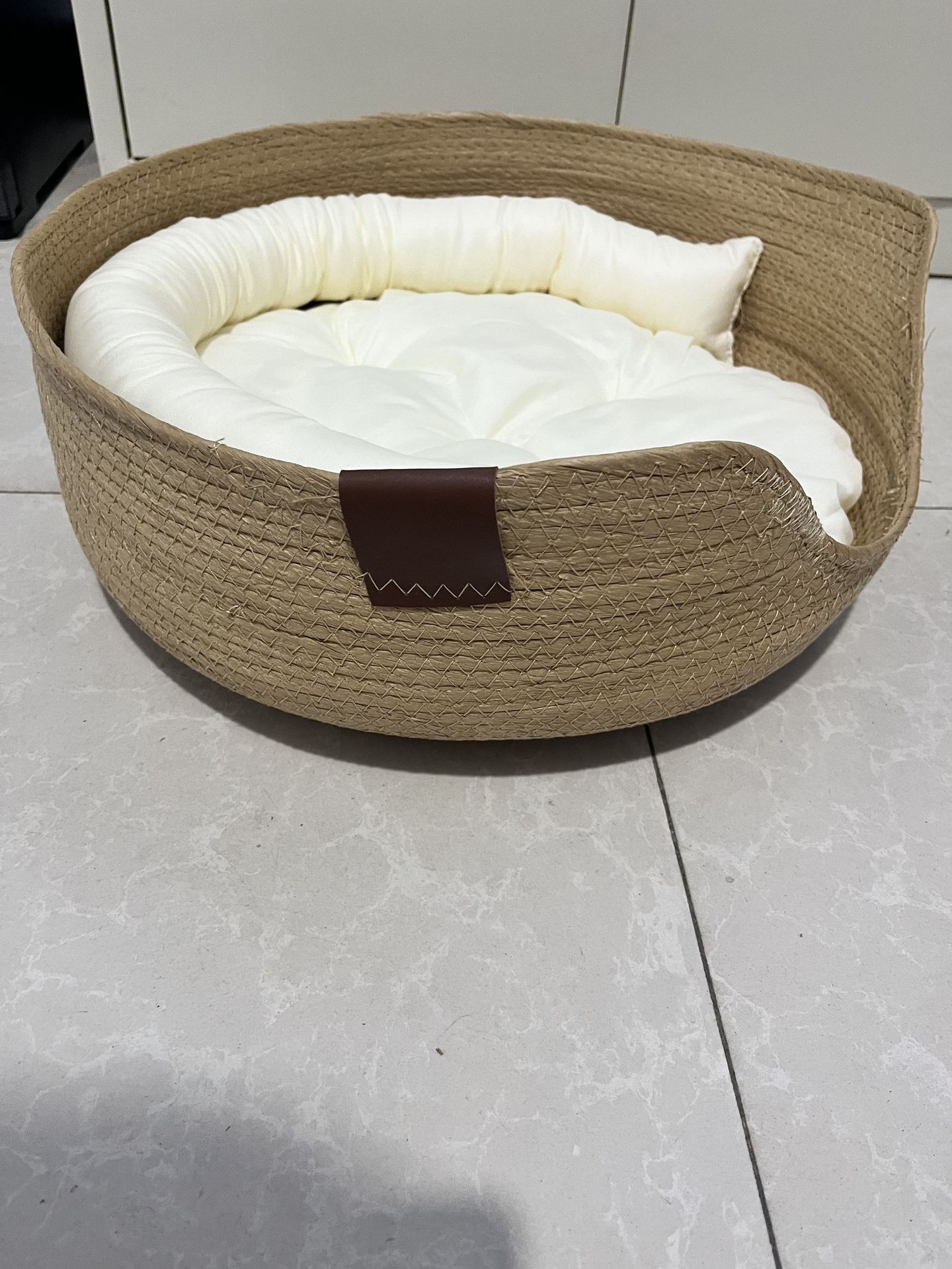 고양이 둥지 + 흰색 패드 + 주변