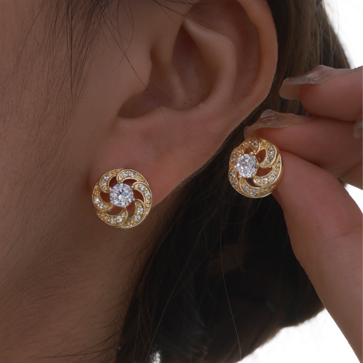 Xuping aleación dorada de zircon flor pernos de aretes de verano de alto nivel nicho ligero de lujo pendientes de diamantes al por mayor mujeres