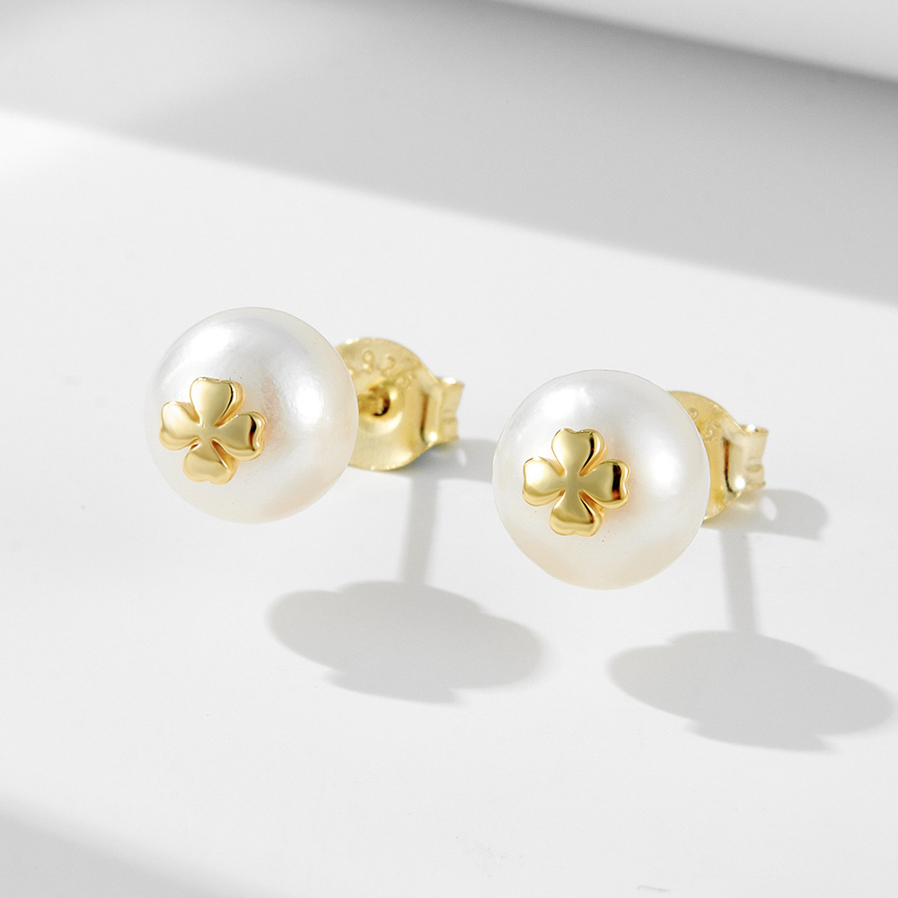 Pendientes de perlas naturales francesas retro de plata de ley 925 para mujer Pendientes de trébol de cuatro hojas de todo fósforo de lujo ligero europeo y americano