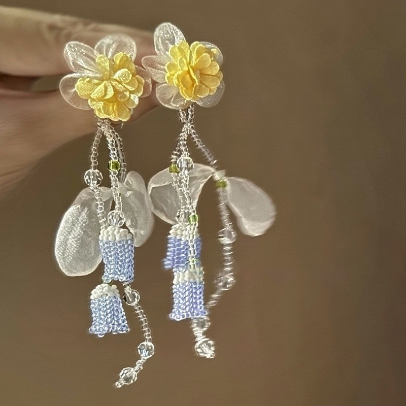 Pendientes de borla de flores de tela de aguja de plata Pendientes de estilo de vacaciones junto al mar