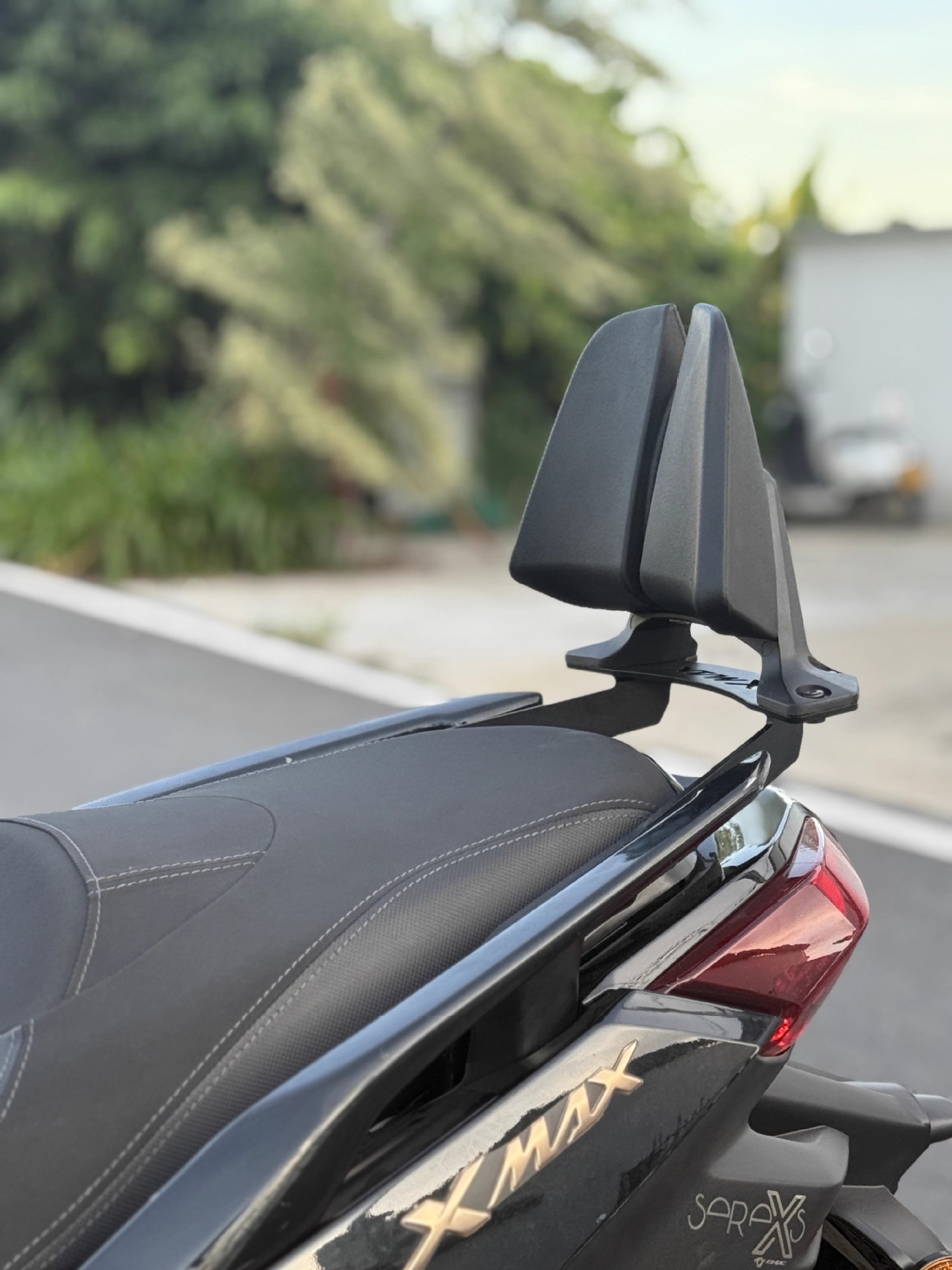 Suitable for 21-25 Xmax300 Rear Backrest, Modified Passenger Rear Lumbar Support, Comfortable and Soft, Retaining the Original Car Armrest