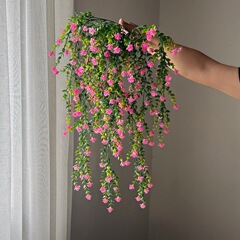 国境を越えた人気のユーカリの葉の花のつるのプラスチックの花の屋外の庭の装飾のソース工場卸売