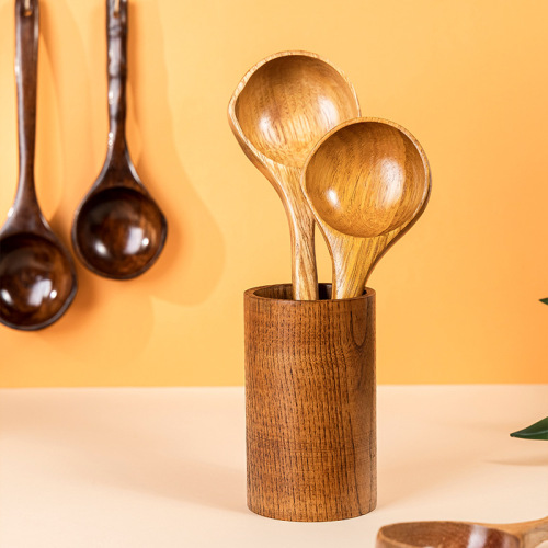 Internet-famous mukbang host uses a snail noodle-eating spoon, bird-beak wooden spoon, and water ladle—plus a long-handled, deep-mouth instant noodle bowl and a large wooden soup spoon for home use.