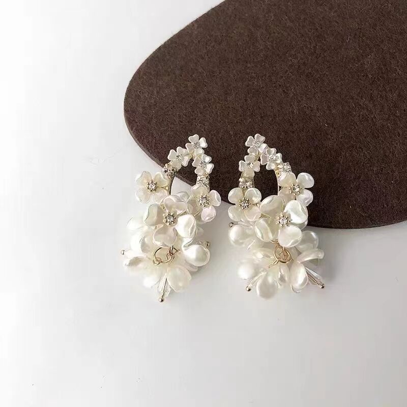 1 Pair Fairy Style Flower Imitation Pearl Drop Earrings display picture 1