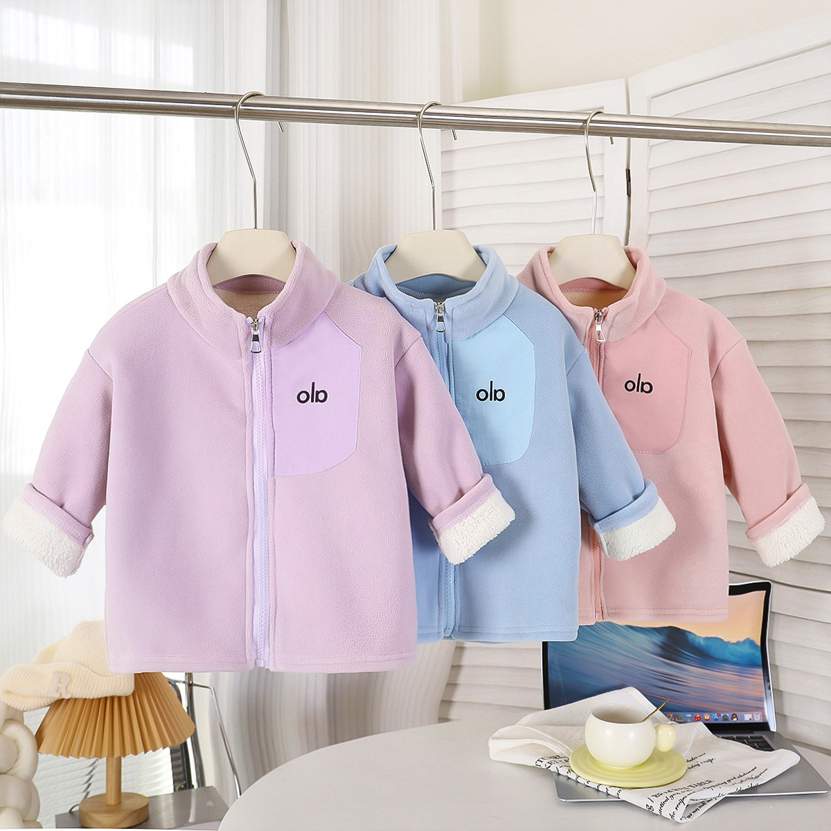 Niños agitando el nuevo abrigo de invierno 2025, chaqueta de cuello de estilo extranjero para niños y niñas con ropa infantil de terciopelo universal