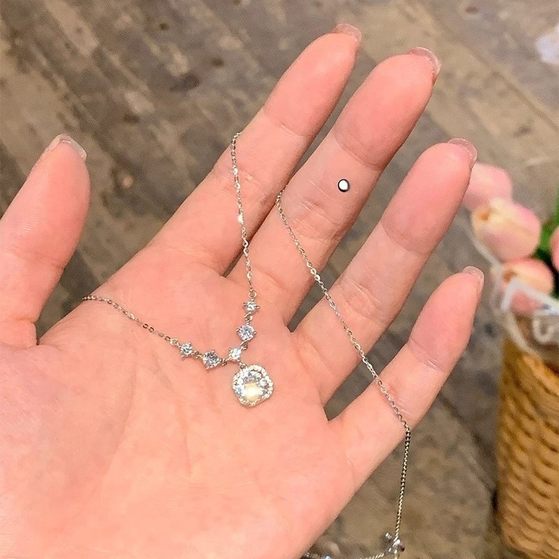 女性用の軽くて豪華なジルコンシュガーキューブダイヤモンドネックレス、シンプルなニッチデザインのネックレス、絶妙でハイエンド、多用途の鎖骨チェーントレンド|undefined