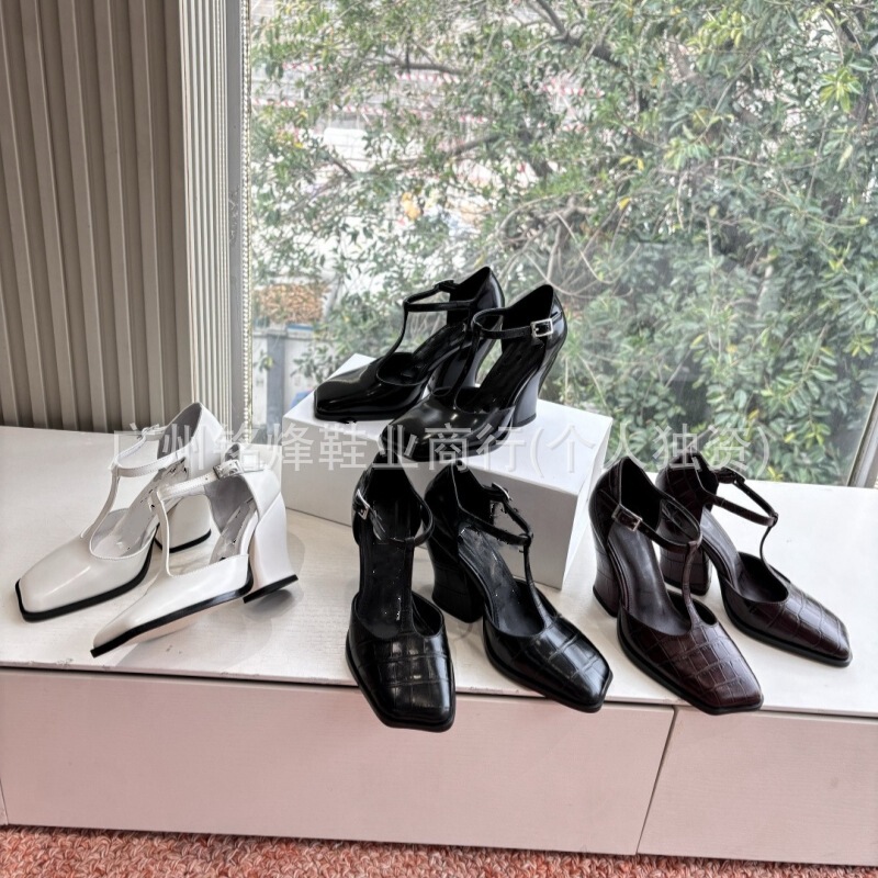2026Ss Early Spring Shoes Retro High-Heeled Apple-Toe Genuine Leather Mules with T-Strap Buckle and Chunky Heel Hollow Sandals for Women 2026Ss Early Spring Shoes Retro High-Heeled Apple-Toe Genuine Leather Mules with T-Strap Buckle and Chunky Heel Hollow Sandals for Women