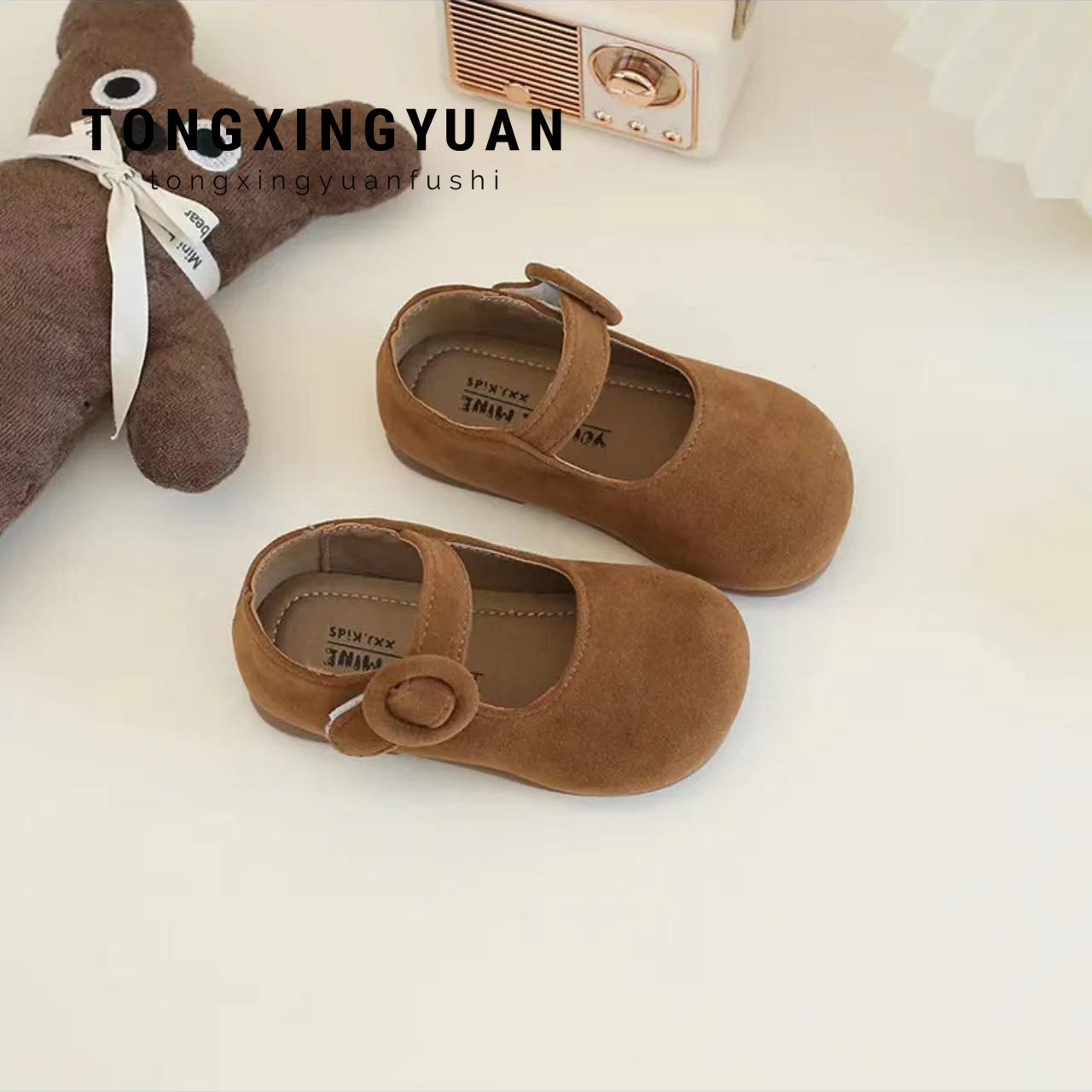 Zapatos de princesa de niñas 2024 otoño nuevo estilo de niños retro botón redondo de moda zapatos ligeros zapatos de soja suave