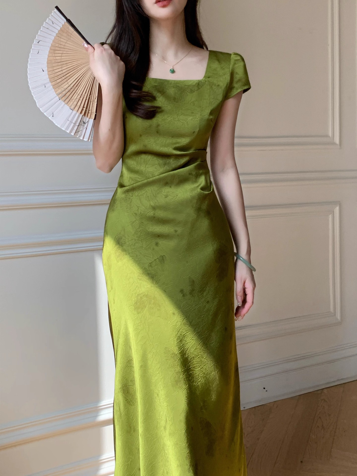 Đầm suông nữ midi cổ vuông tay ngắn chất satin xanh lá — màu xanh lá cây
