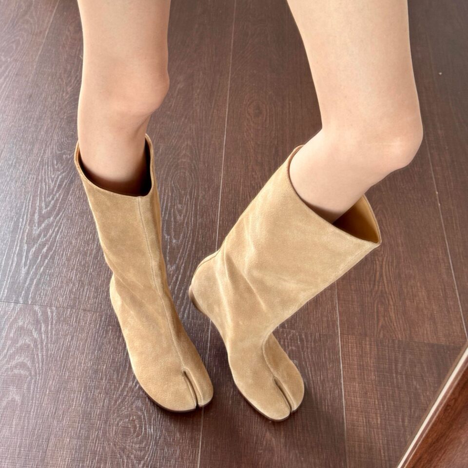 Bốt nữ cổ lửng gót thấp đế bệt xẻ ngón phong cách retro co giãn ôm chân — Màu nâu nhạt