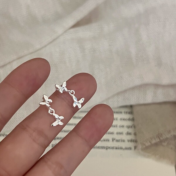 Sophisticated small elegant universal design earrings pearl