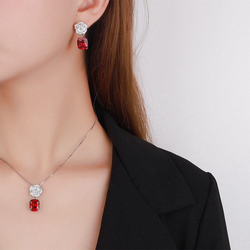 2024 nuevo estilo Zhuang Shengsheng joyería fondo de cobre chapado en oro simulación corindón temperamento retro juego de camelia 10*12