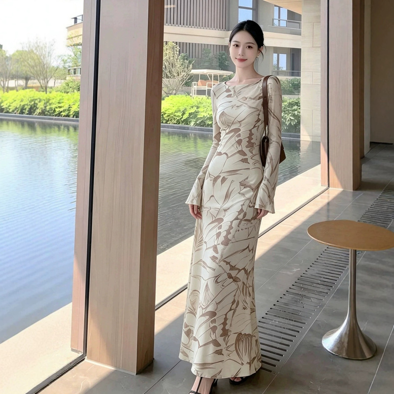 Youthful and mature French-style long dress for seaside vacations, slim-fit, elegant, waist-cinching, bell-sleeve, printed dress for women in autumn Youthful and mature French-style long dress for seaside vacations, slim-fit, elegant, waist-cinching, bell-sleeve, printed dress for women in autumn