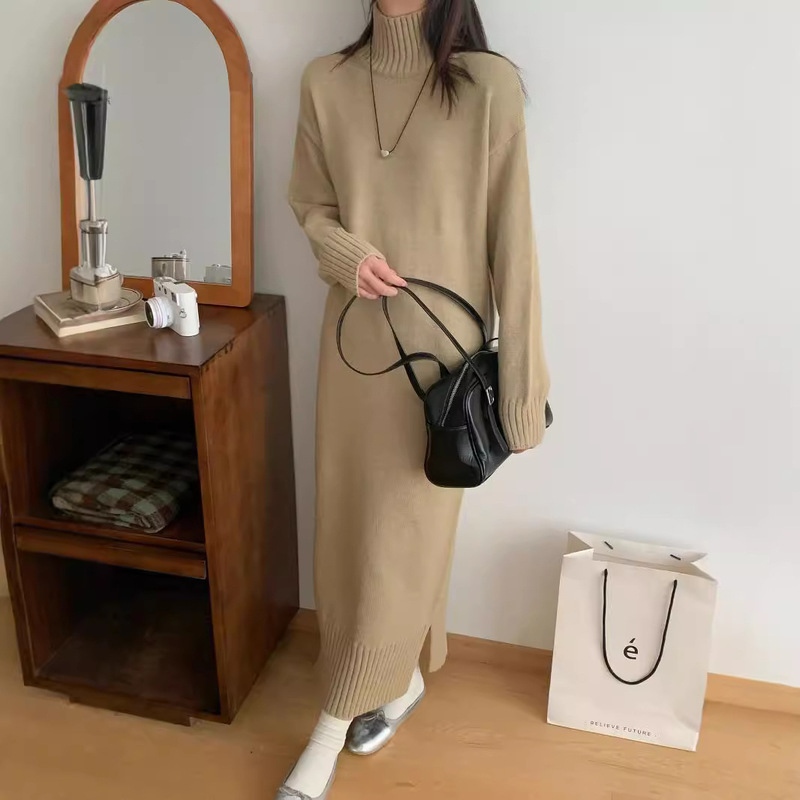 韓国系のシンプルな雰囲気の長いタイプのコートのメリヤスの底のワンピースの女性のゆったりしている怠惰な中に高襟のセーターのワンピースを掛けます。|undefined
