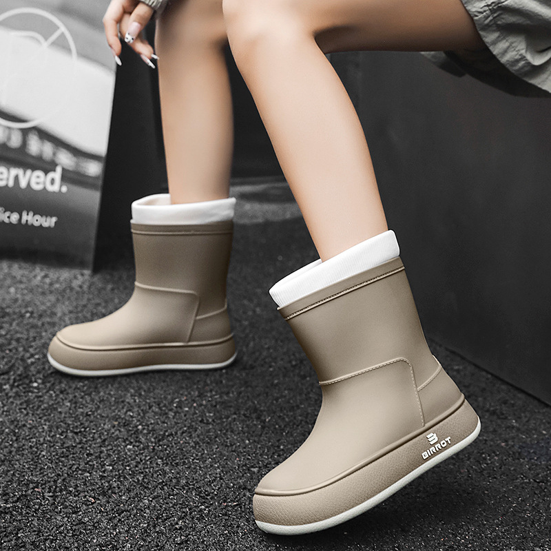 Nuevos zapatos de lluvia de terciopelo para mujeres de color sólido de moda coreana impermeable, antideslizante, fondo suave, estudiantes de manga corta, botas de lluvia cálidas