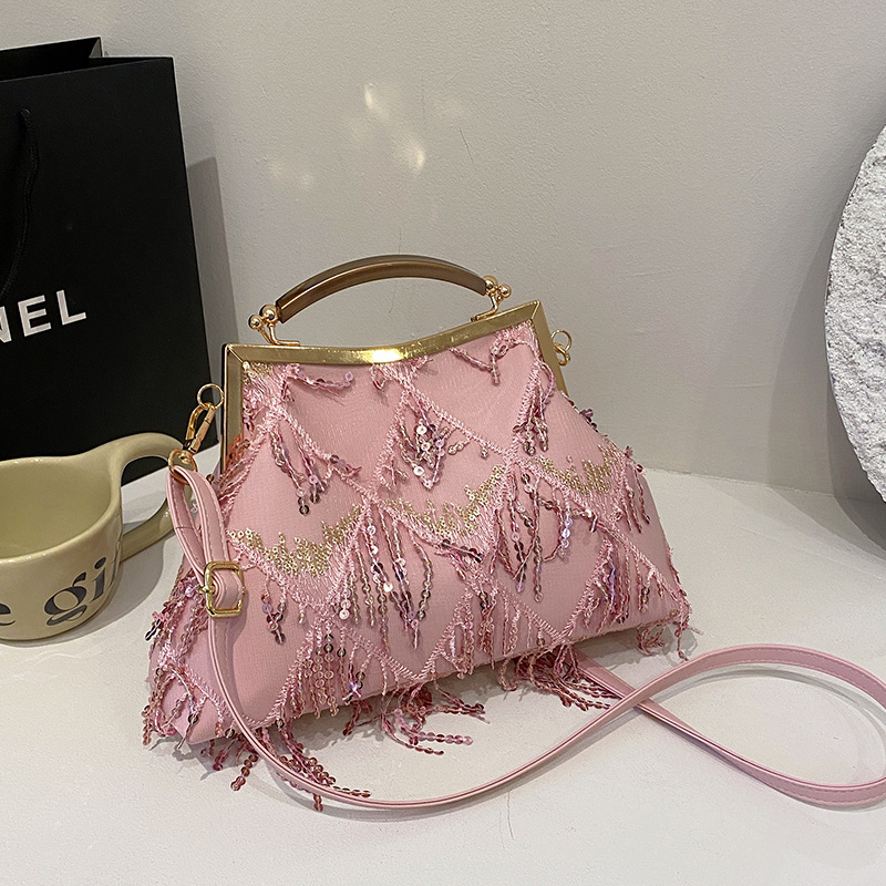 Bolsos transfronterizos para mujer 2024 modelos de otoño e invierno diseño de nicho agujero bolso de concha con hebilla de estilo coreano bolso cuadrado pequeño con borlas de moda image 9