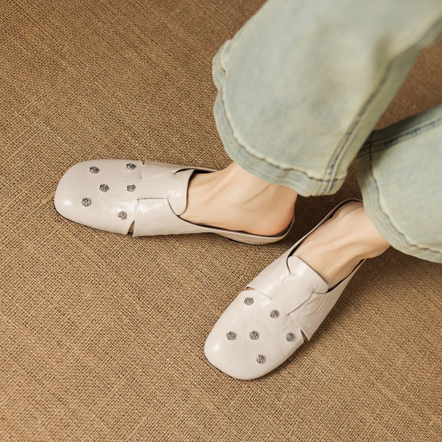 Dép sandal nữ quai chữ V mũi hoa bọc đầu, gót thấp 4 cm, da cừu thời trang — đen