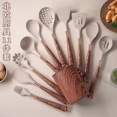 新商品のシリカゲル木目調理器具12点セットの鍋にくっつかないシャベルスプーンの耐熱カバーのハンドルセットに収納桶がついています。