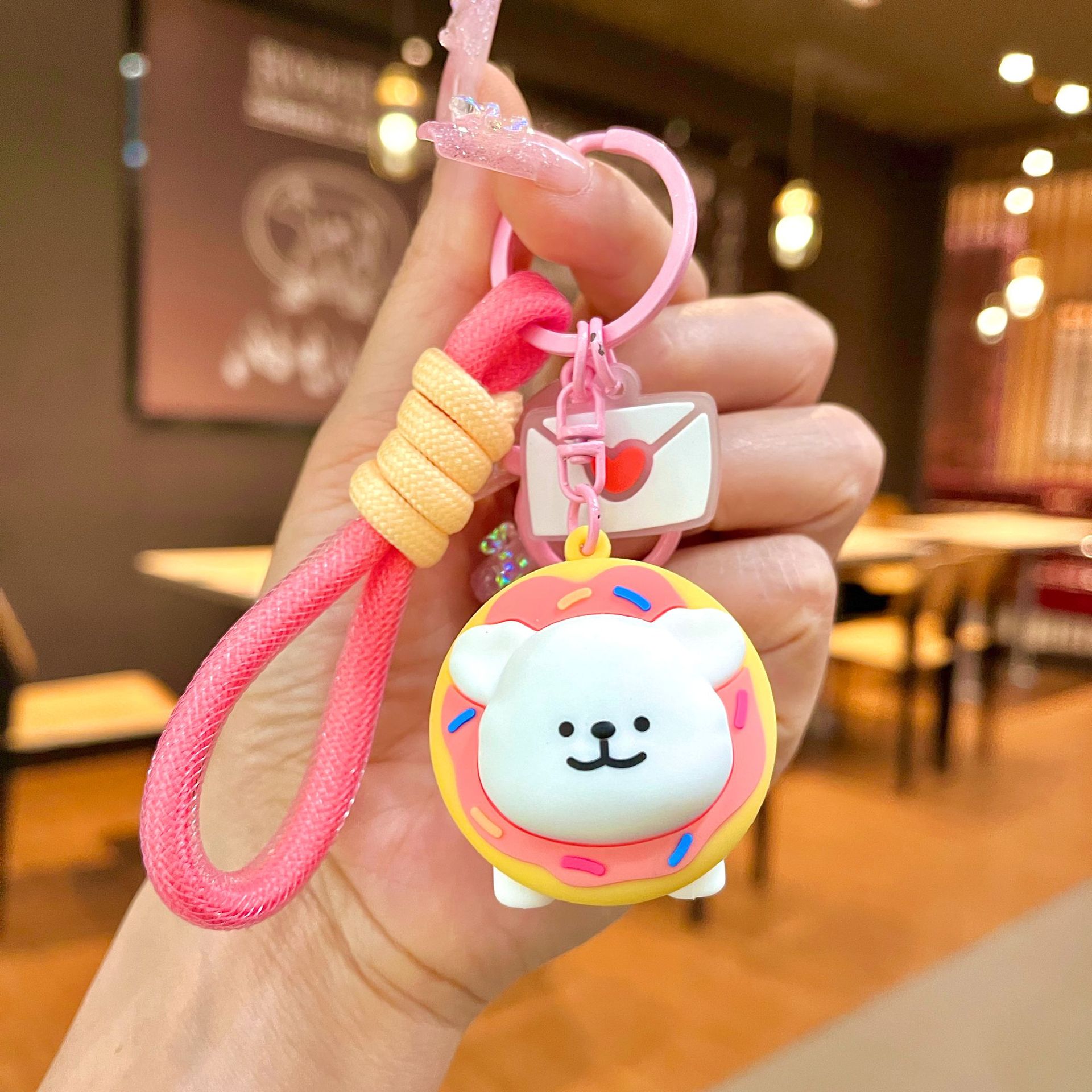 Línea de fábrica de llaveros perros en línea al por mayor postre popular cabeza cubierta de llaves de automóvil muñeca pequeña decoración de regalo