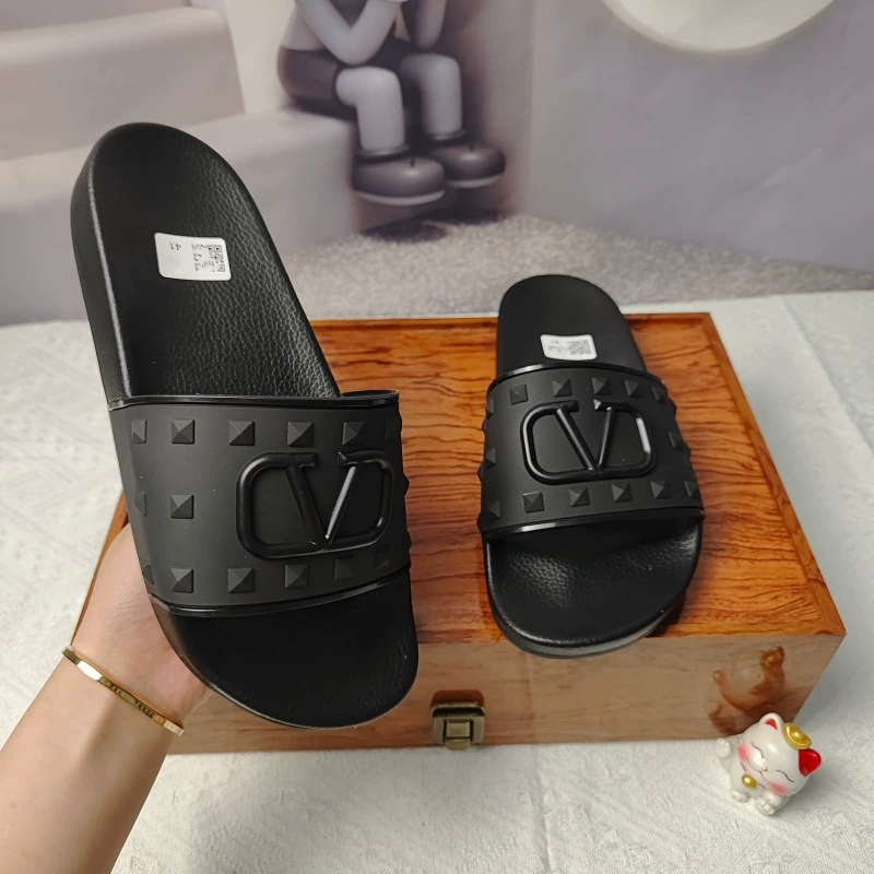Юго-Восточная Азия Таиланд Нигерия высококачественные тапочки 2024 летние мужские и женские тапочки с металлическими буквами и V-образными заклепками