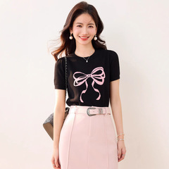 フランスの短い蝶結びのプリントtシャツの女性の夏の紺色の丸首は身を修めて腰の上着の半袖のシャツを収めます。