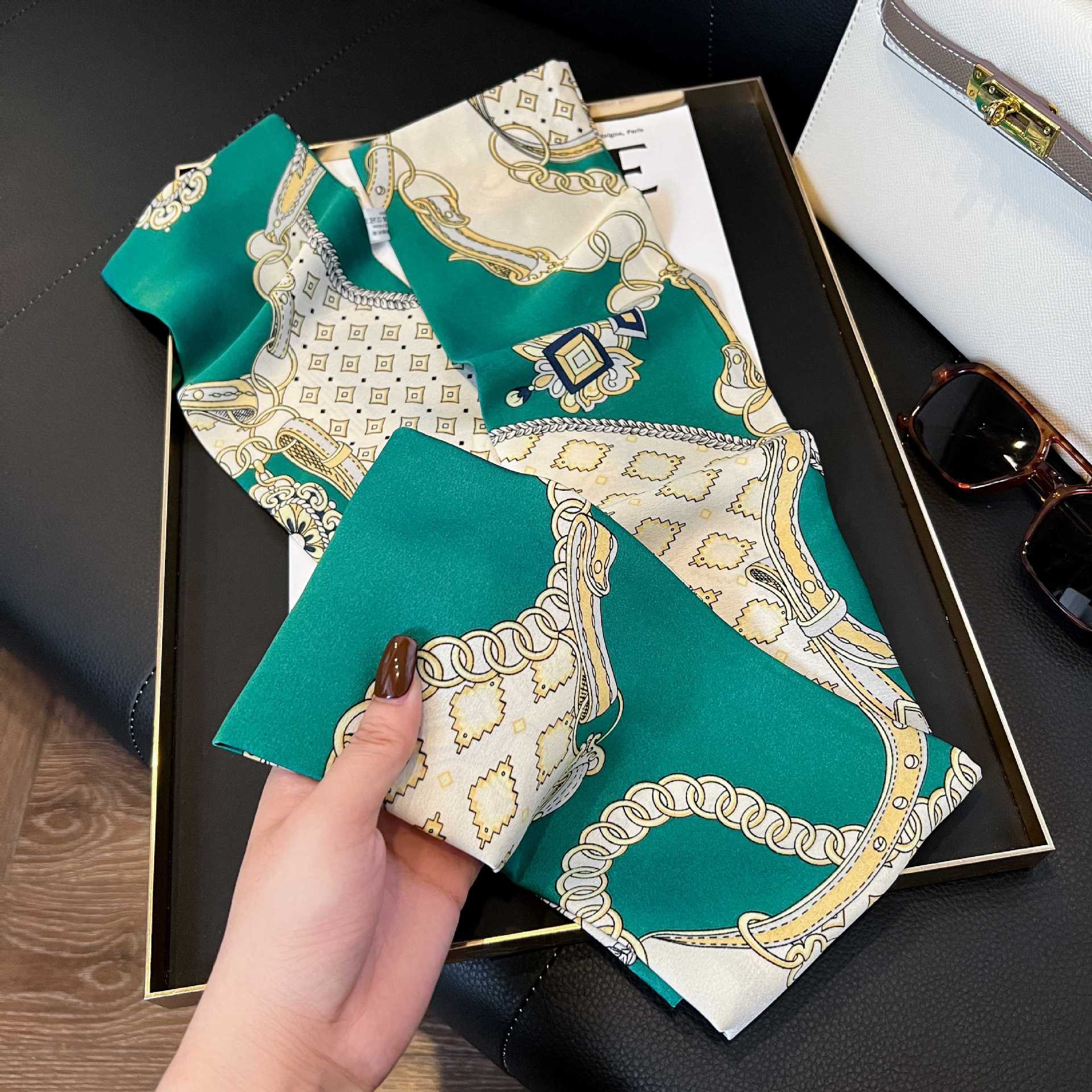 Nueva bufanda de seda pequeña banda larga estrecha para el cabello mujer estilo primavera y otoño moda madre bufanda estilo verano estilo fino serpentina bufanda al por mayor