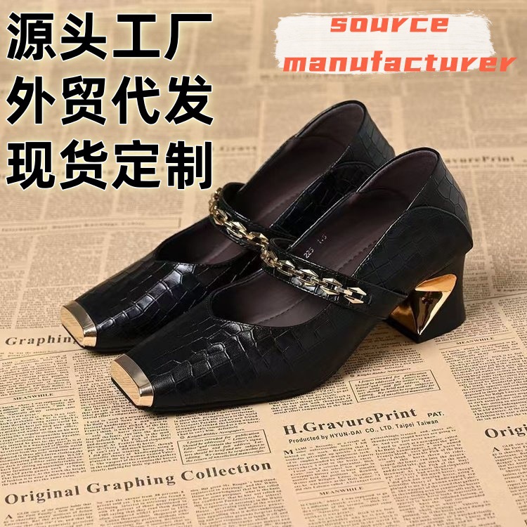 Zapatos de talón único transfronterizos superficiales de primavera y otoño nuevos zapatos de cuero suave de cadena metálica de un pedazo de talón medio de verano