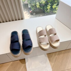 高定版春夏スタイルの編み物スリッパ付きの女性はスリッパを履いて足の指を露出しています。