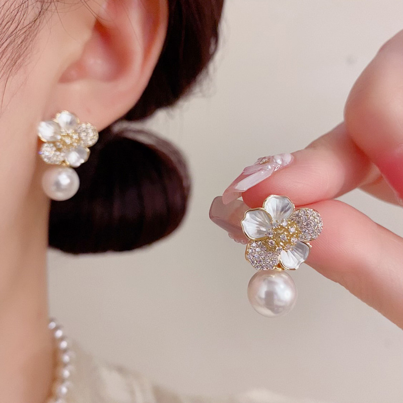 프렌치 스타일의 가볍고 고급스러운 분위기, 정교한 마이크로 인레이 플라워 진주 귀걸이, 하이엔드 틈새 디자인, 독특하고 다재다능하며 슬림해 보이는 귀걸이