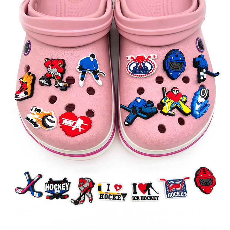 Nuevos zapatos con agujeros de dibujos animados deportivos de hockey sobre hielo, zapatos, zapatos, botones, ropa deportiva, accesorios para sandalias, estilo caliente de Amazon