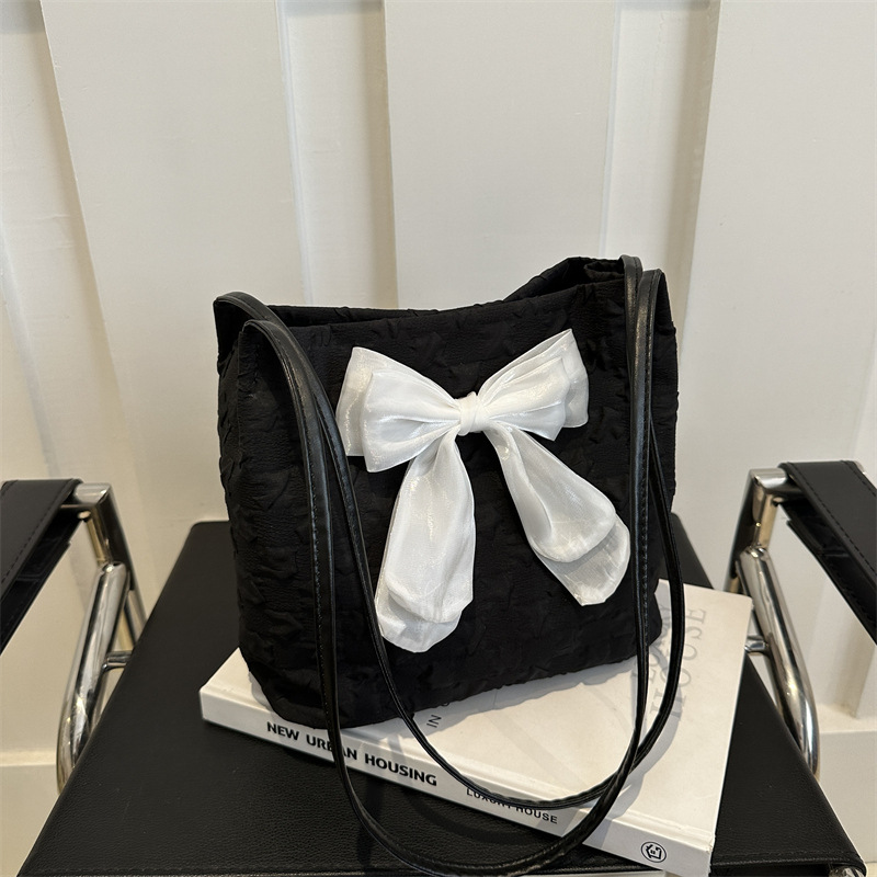 Bolso de arco de este año para mujeres 2024 nueva moda moda dulce bolso de hombro para mujeres ins clase viaje bolsa de mano