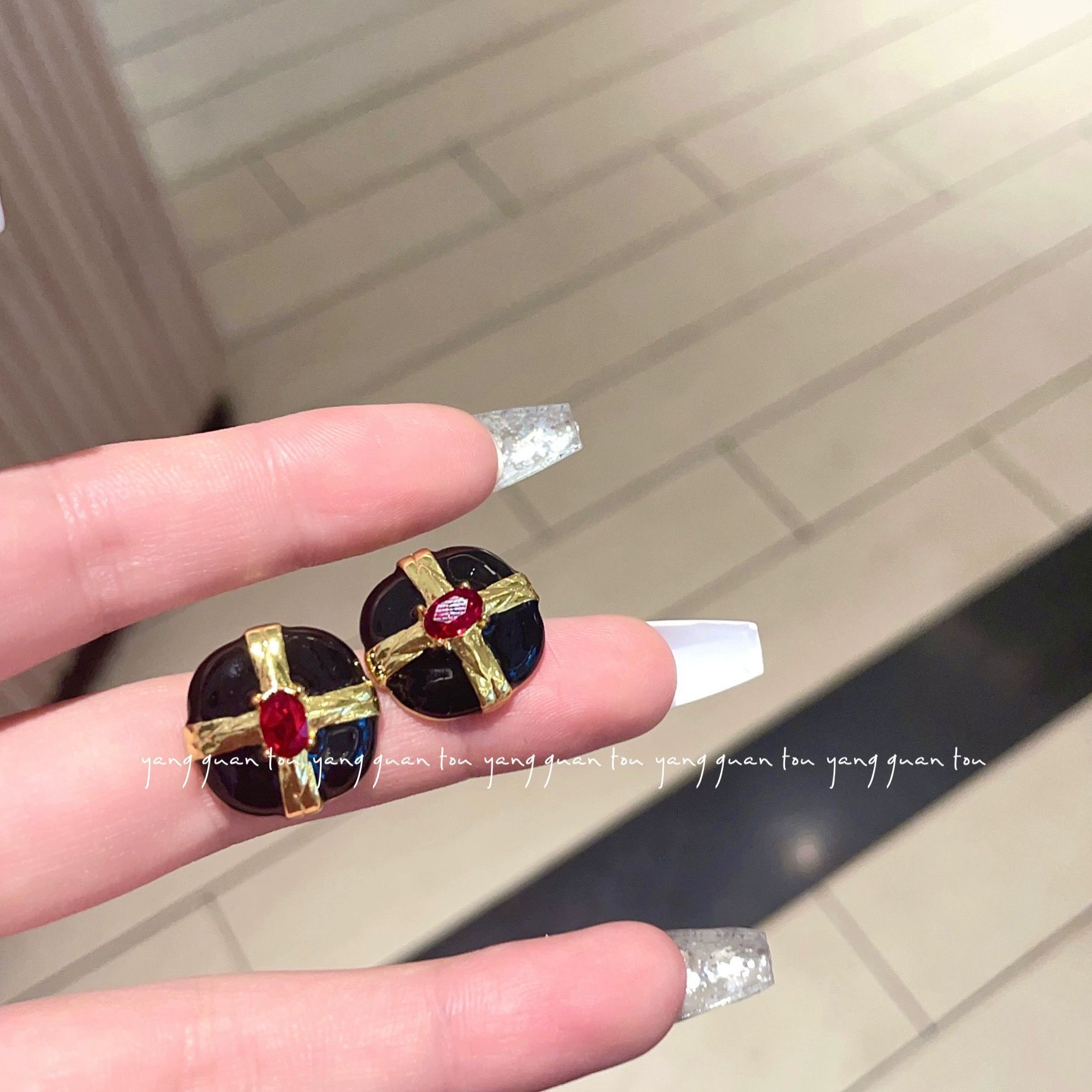 Retro geometric enamel